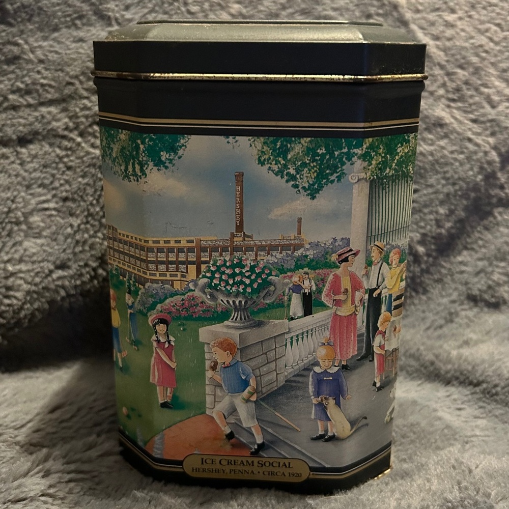 😉Bundle Days😉 Hershey's Hugs Hometown Series Canister #10 Octagonal 1994 Tin